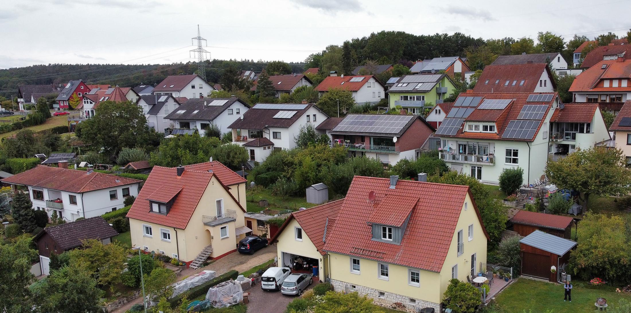 Wohngebiet in Gundelsheim bei Bamberg mit Einfamilienhäusern und Photovoltaikanlagen